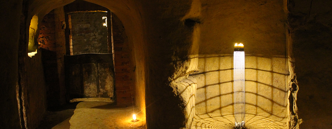 I volontari accompagnano gruppi di persone all’interno dell’infernot durante l’evento Monferrato Infernot MATE