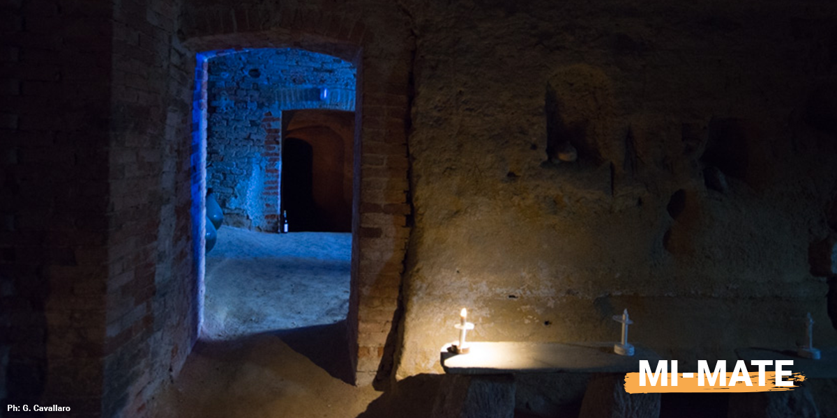 Ingresso dell'infernot di piazza Cristoforo Colombo a Fubine Monferrato durante la prima edizione dell'evento Monferrato Infernot MI-MATE. 